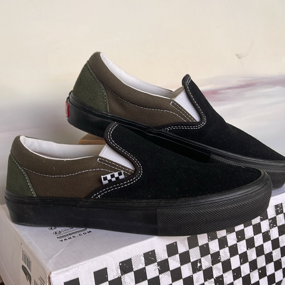 Vans Men’s Skate Slip-On Black/Grape Leaf
VN0A5FCAKE9
Sneakers - Picture 8 of 16